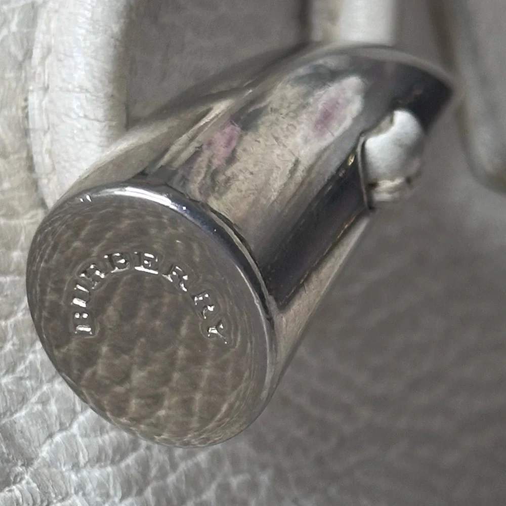 Elegant Burberry White Leather Tote Bag - Picture 5 of 16